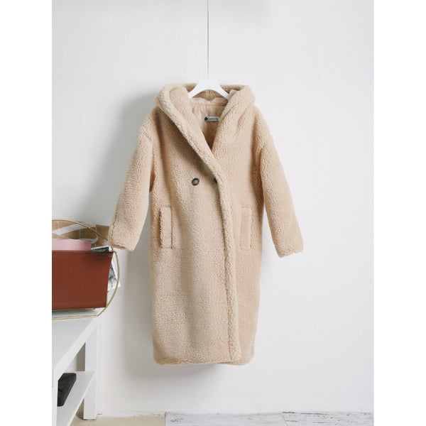 Abrigo teddy beige de espaldas