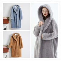 Mujer con abrigo teddy oversize beige