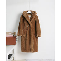 Abrigo teddy oversize vista lateral